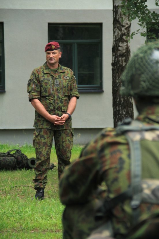 Krašto apsaugos savanorių pajėgų vadas aplankė kursuose dalyvaujančius karius savanorius 