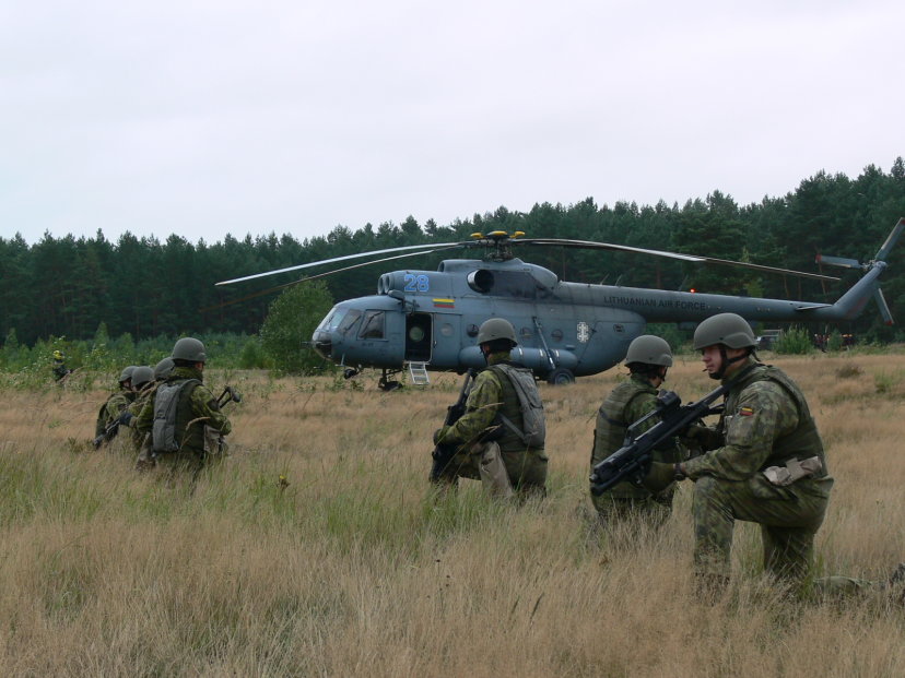 Misijai besirengiantys PAG-16 užduočių vykdymo grupės kariai treniruojasi Rukloje