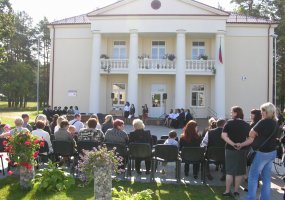 Lietuvos kariuomenės kūrėjų savanorių sąjungos atstovai dovanojo knygų Baltosios Vokės „Šilo - 3