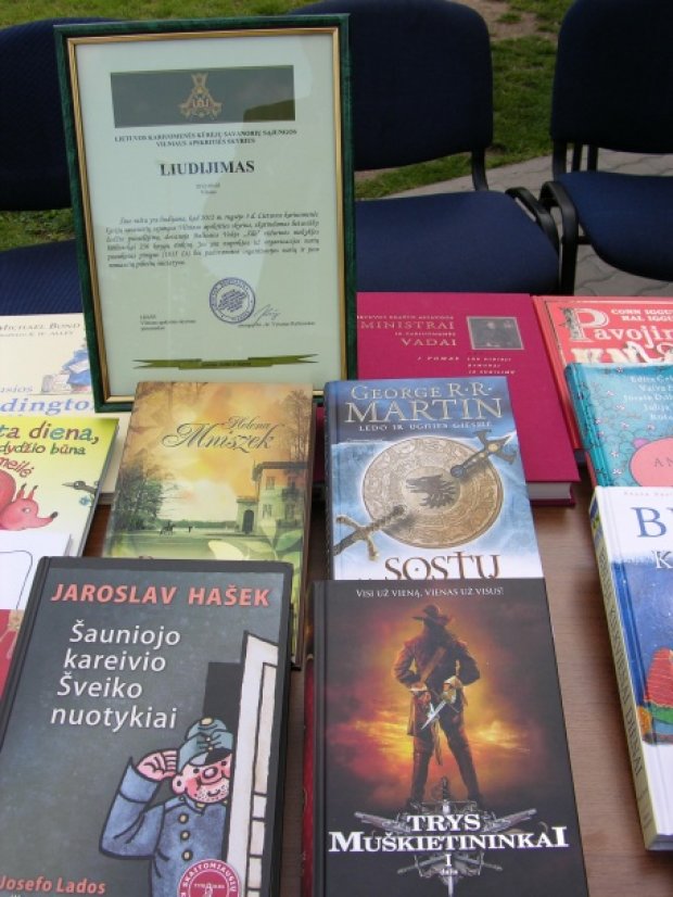 Kariai padovanojo knygų mokslo metus pradedantiems moksleiviams