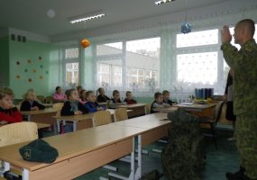 Mokytojais tapę Algirdo bataliono kariai nurodė moksleiviams išsivalyti batus - 1