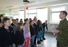 Mokytojais tapę Algirdo bataliono kariai nurodė moksleiviams išsivalyti batus - 2