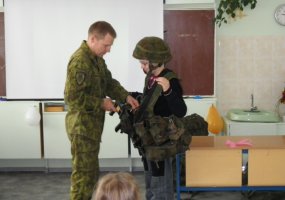 Mokytojais tapę Algirdo bataliono kariai nurodė moksleiviams išsivalyti batus - 3