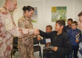 Ukmergėje - į misiją išvykstančių Lietuvos karių labdaros akcija „Megzti drabužėliai Afganistano... - 5