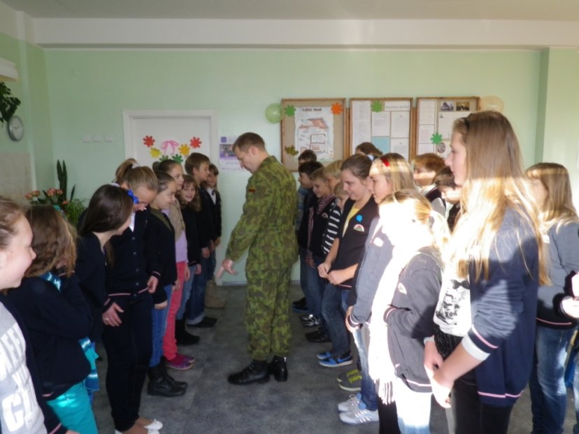 Mokytojais tapę Algirdo bataliono kariai nurodė moksleiviams išsivalyti batus