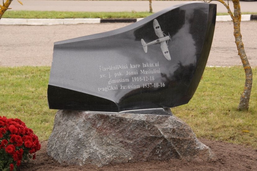 Karo lakūnui j. psk. Jonui Masiuliui atminti atidengtas paminklas 