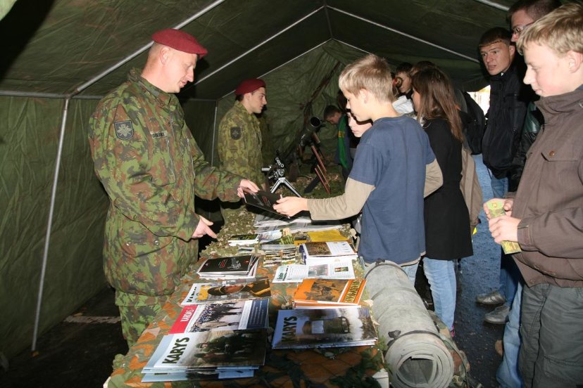 Marijampolės įgulos kariai Kalvarijos gyventojus supažindino su kariuomene 