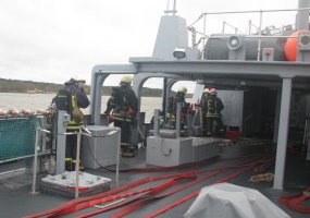 Kariai ir ugniagesiai treniravosi malšinti gaisrus laivuose - 4