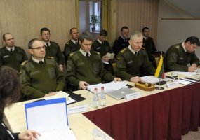 Baltijos šalių kariuomenių vadai aptarė galimybes iki 2016 m. generuoti bendrą vienetą budėti... - 2