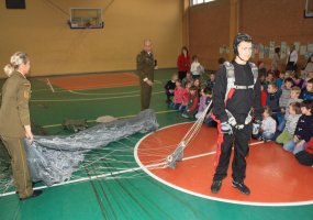 Kariai Ukmergės moksleivius supažindino su kariuomenės parašiutiniu rengimu - 3
