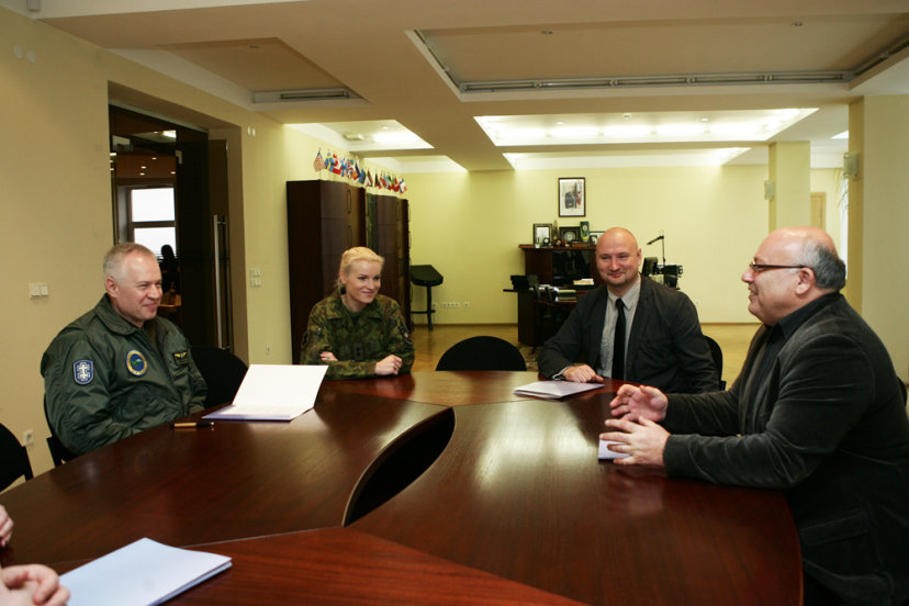 KOP Aviacijos bazės ir Šiaulių universiteto atstovai pasirašė bendradarbiavimo sutartį