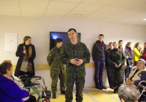 Panevėžio kariai ir skautai lankė senolius - 2