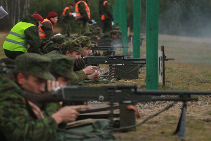 Kariai savanoriai dalyvavo lengvojo kulkosvaidžio kurse
