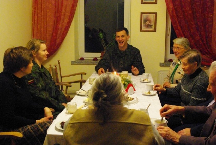 Panevėžio kariai ir skautai lankė senolius