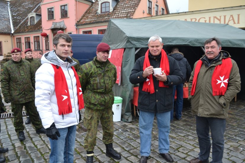Lietuvos kariai prisidėjo prie labdaros akcijos „Maltiečių sriuba 2012