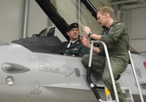 Aviacijos bazėje Šiauliuose lankėsi Danijos kariuomenės vadas - 1