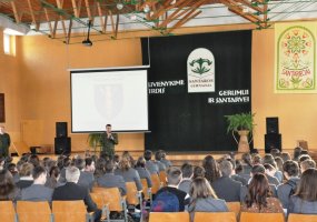 PAG-17 kariai tęsia paramos akciją Goro vaikams lankydami Lietuvos moksleivius - 1