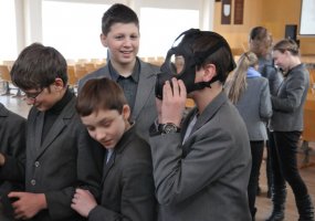 PAG-17 kariai tęsia paramos akciją Goro vaikams lankydami Lietuvos moksleivius - 3