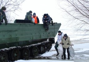 Kariai tęsia pagalbą nuo potvynio nukentėjusiems gyventojams - 1