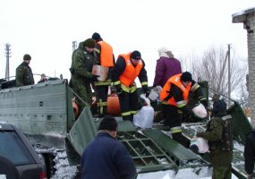 Kariai tęsia pagalbą nuo potvynio nukentėjusiems gyventojams - 3