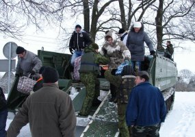 Kariai tęsia pagalbą nuo potvynio nukentėjusiems gyventojams - 6