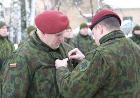 Už 22 metų kario savanorio tarnybą nuoširdi kolegų padėka, medalis srž. Kęstučiui Krasauskui - 3
