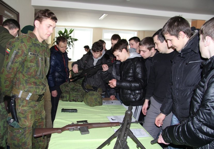 Vaidoto bataliono kariai ugdo Jonavos mokinių pilietiškumą