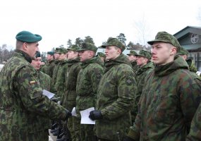 Mokomajame pulke prisiekė Bazinį kario savanorio įgūdžių kursą baigę kariai - 3