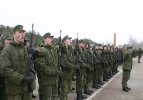 Mokomajame pulke prisiekė Bazinį kario savanorio įgūdžių kursą baigę kariai - 1