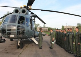 Karšta sraigtasparnio kabina ir šaltas kūdros vanduo – pirmas sraigtasparnio piloto savarankiškas... - 1