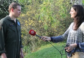 Karšta sraigtasparnio kabina ir šaltas kūdros vanduo – pirmas sraigtasparnio piloto savarankiškas... - 4