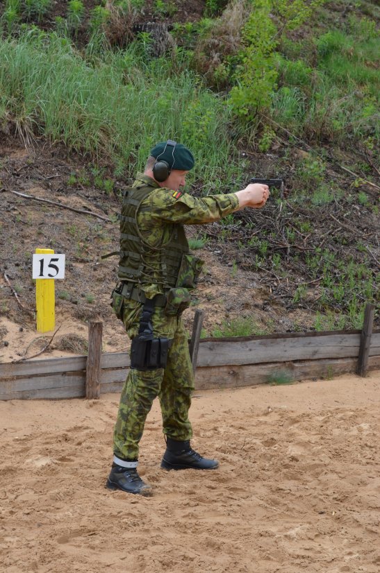 Lietuvos kariuomenės vadas su kariuomenės kanceliarijos kariais dalyvavo kovinio šaudymo pratybose