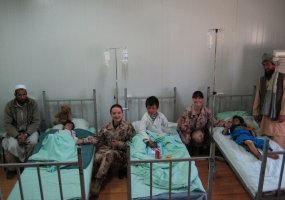 Afganistane tarnaujantys Lietuvos karo medikai: „Stengiamės padėti kiek įmanoma daugiau - 5