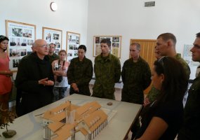 Inžinerijos bataliono kariai piligrimine kelione į kryžių kalną paminėjo Valstybės ir Sausumos... - 3