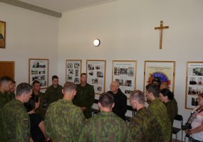 Inžinerijos bataliono kariai piligrimine kelione į kryžių kalną paminėjo Valstybės ir Sausumos... - 4