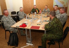 JAV Pensilvanijos nacionalinės gvardijos vyriausiųjų puskarininkių delegacija Lietuvoje domisi... - 1