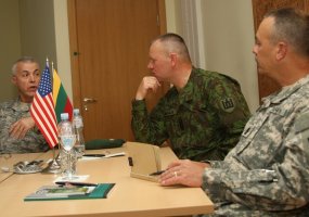 JAV Pensilvanijos nacionalinės gvardijos vyriausiųjų puskarininkių delegacija Lietuvoje domisi... - 2