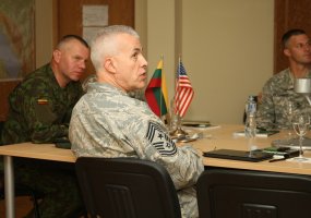 JAV Pensilvanijos nacionalinės gvardijos vyriausiųjų puskarininkių delegacija Lietuvoje domisi... - 4