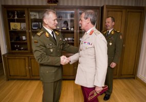 Krašto apsaugos viceministras ir kariuomenės vadas su aukštu NATO pareigūnu aptarė svarbius... - 1