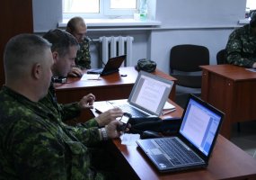 Lietuvos kariai treniruojasi tarptautinėse taikos palaikymo pratybose „Klevo skliautas 2013“ - 1