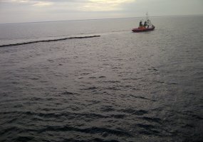 Karinių jūrų pajėgų laivas „Šakiai“ Baltijos jūroje treniravosi šalinti naftos dėmes - 1