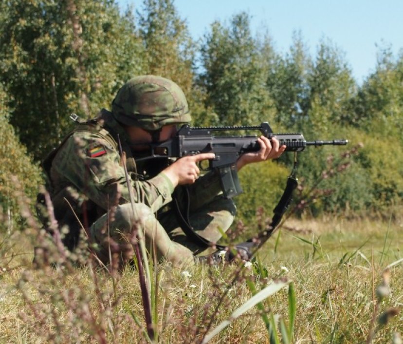 Juozo Lukšos mokymo centre aidėjo moderniųjų „kalavijų“ G-36 ugnies salvės