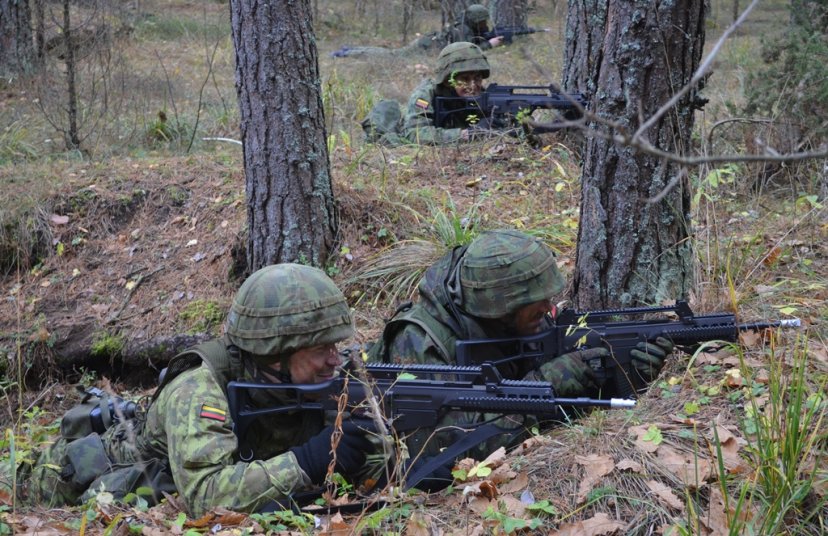Pratybose dalyvaujantys Birutės bataliono kariai pasirengę gynybinėms operacijoms