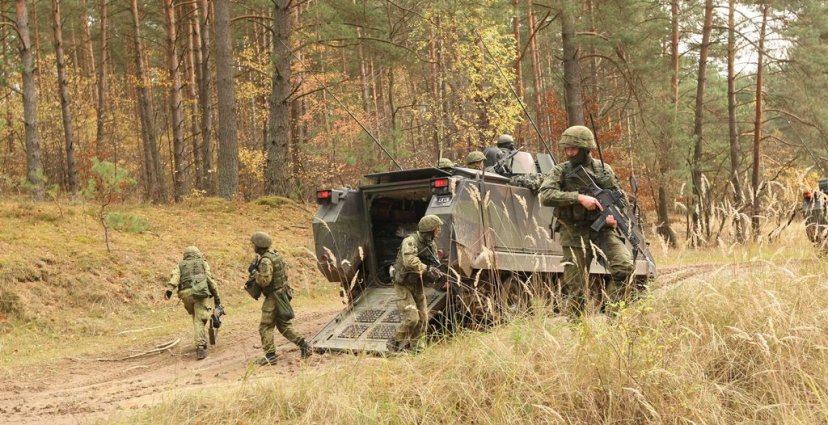 Tarptautinių padalinių integravimosi pratybose Lenkijoje Algirdo bataliono pėstininkai atlieka...