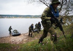 Geriausi Patrulio kurso kariai vykdo užduotis ant žemės, ore ir vandenyje - 1