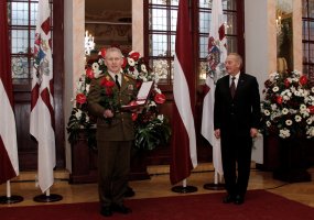 Lietuvos kariuomenės vadui gen. ltn. Arvydui Pociui įteiktas Latvijos valstybinis apdovanojimas  - 1