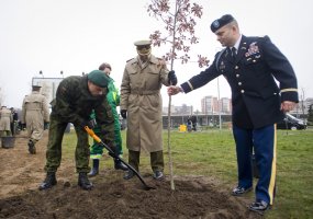 Ąžuolais įamžintas Lietuvos ir JAV Pensilvanijos valstijos karių bendradarbiavimo 20-metis - 2