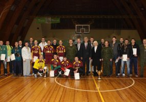 Krepšinio ir futbolo varžybų nugalėtojams įteiktos krašto apsaugos ministro pereinamosios taurės - 3