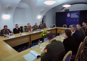 Krašto apsaugos viceministras A. Valys ir kariuomenės vadas gen. ltn. A. Pocius dėkoja Vengrijai... - 4