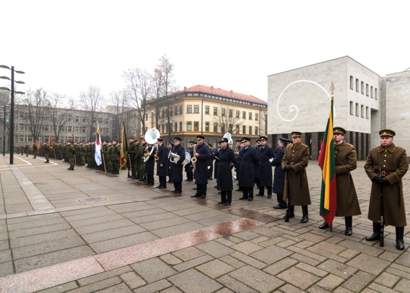 Atkurtos Lietuvos kariuomenės 95-metį kariai minėjo žygiuodami miestų gatvėmis